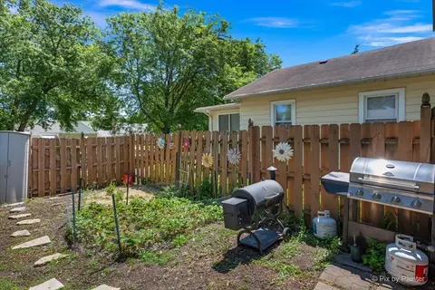 Exterior - 321 Ingleside Ave, Aurora, IL 60506 photo 8 of 21