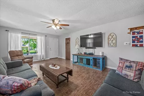 Living - 321 Ingleside Ave, Aurora, IL 60506 photo 1 of 2