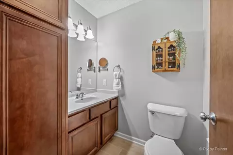 Bath - 321 Ingleside Ave, Aurora, IL 60506 photo 1 of 2
