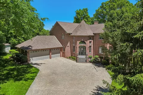 1551 Thorneberry Ct, Libertyville, IL 60048