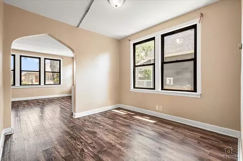 Living - 655 W 43rd Pl, Chicago, IL 60609 photo 4 of 6
