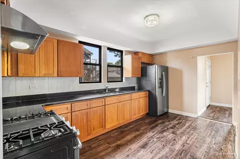 Kitchen - 655 W 43rd Pl, Chicago, IL 60609 photo 2 of 4