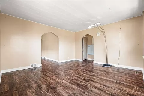 Living - 655 W 43rd Pl, Chicago, IL 60609 photo 3 of 6