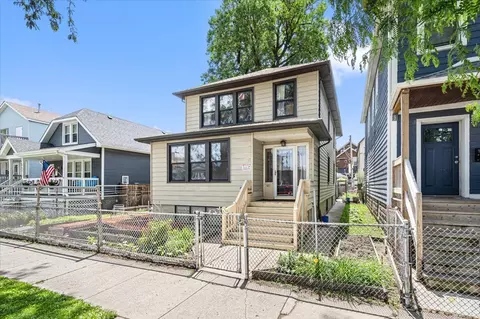 Exterior - 655 W 43rd Pl, Chicago, IL 60609 photo 4 of 7