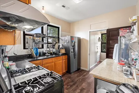 Kitchen - 655 W 43rd Pl, Chicago, IL 60609 photo 4 of 4