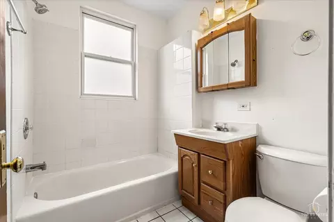 Bath - 655 W 43rd Pl, Chicago, IL 60609 photo 1 of 2