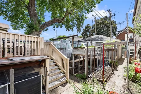 Exterior - 655 W 43rd Pl, Chicago, IL 60609 photo 5 of 7