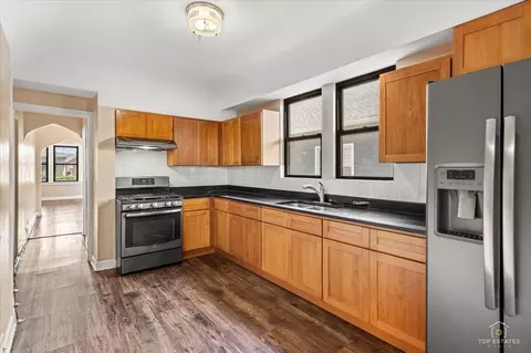 Kitchen - 655 W 43rd Pl, Chicago, IL 60609 photo 1 of 4