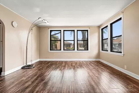 Living - 655 W 43rd Pl, Chicago, IL 60609 photo 2 of 6