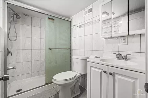 Bath - 655 W 43rd Pl, Chicago, IL 60609 photo 2 of 2