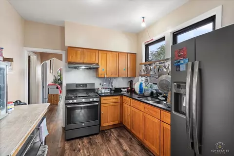 Kitchen - 655 W 43rd Pl, Chicago, IL 60609 photo 3 of 4
