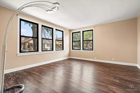 Living - 655 W 43rd Pl, Chicago, IL 60609 photo 1 of 6