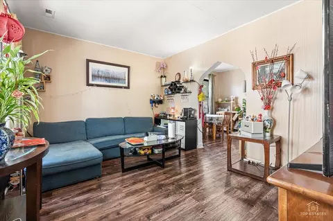 Living - 655 W 43rd Pl, Chicago, IL 60609 photo 6 of 6