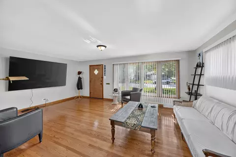Living - 413 Water St, Thornton, IL 60476 photo 2 of 2