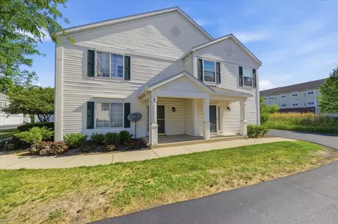 725 Fieldcrest Dr #C, South Elgin, IL 60177