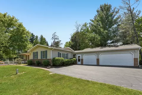 6511 Sands Rd, Crystal Lake, IL 60014