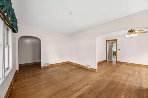 Living - 1004 Mapleton Ave, Oak Park, IL 60302 photo 2 of 4