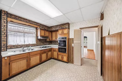 Kitchen - 1004 Mapleton Ave, Oak Park, IL 60302 photo 2 of 2