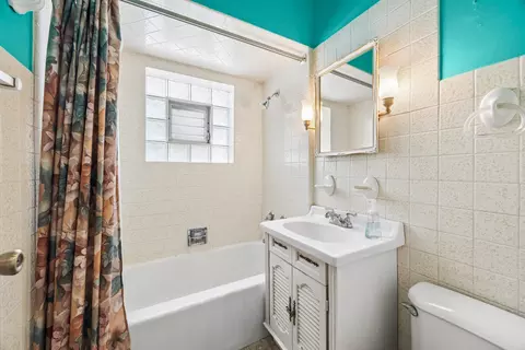Bath - 1004 Mapleton Ave, Oak Park, IL 60302 photo 1 of 1