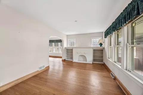 Living - 1004 Mapleton Ave, Oak Park, IL 60302 photo 1 of 4