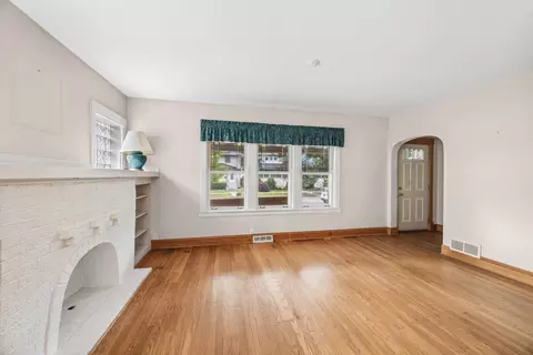 Living - 1004 Mapleton Ave, Oak Park, IL 60302 photo 3 of 4