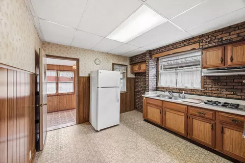 Kitchen - 1004 Mapleton Ave, Oak Park, IL 60302 photo 1 of 2