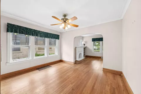 Living - 1004 Mapleton Ave, Oak Park, IL 60302 photo 4 of 4