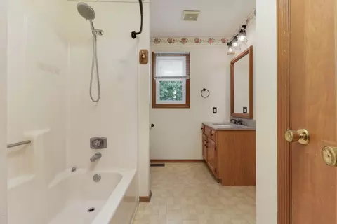 Bath - 4 Moonstone Ct, Bloomington, IL 61704 photo 2 of 4