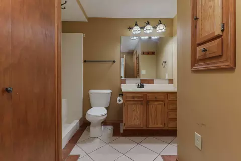 Bath - 4 Moonstone Ct, Bloomington, IL 61704 photo 3 of 4