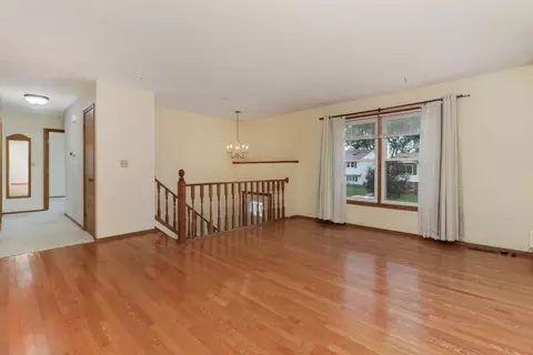 Living - 4 Moonstone Ct, Bloomington, IL 61704 photo 2 of 6