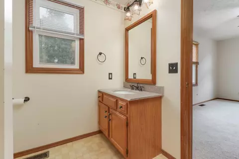 Bath - 4 Moonstone Ct, Bloomington, IL 61704 photo 1 of 4