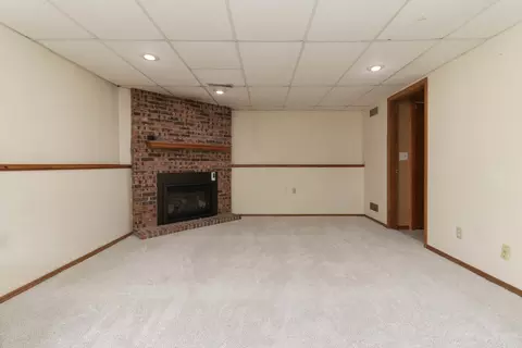 Living - 4 Moonstone Ct, Bloomington, IL 61704 photo 5 of 6