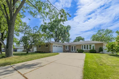 8736 S 80th Ct, Hickory Hills, IL 60457
