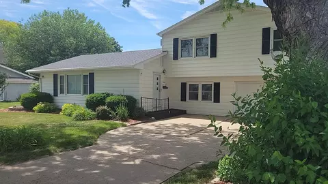 604 N 4th St, Clinton, IA 52732