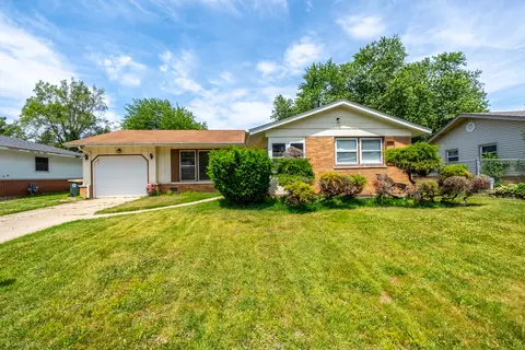 214 Greenbriar St, Elk Grove Village, IL 60007