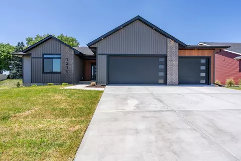 1218 S 2nd St, Eldridge, IA 52748