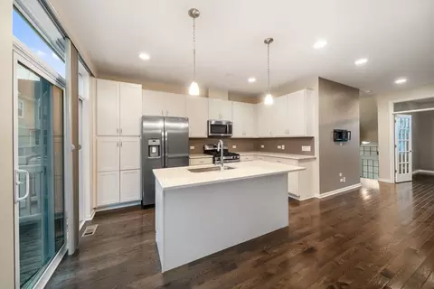 Kitchen - 775 Lee St, Des Plaines, IL 60016 photo 2 of 4