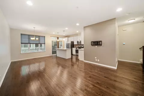 Living - 775 Lee St, Des Plaines, IL 60016 photo 1 of 4