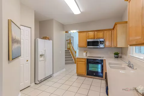 Kitchen - 118 Bay Dr, Itasca, IL 60143 photo 2 of 3