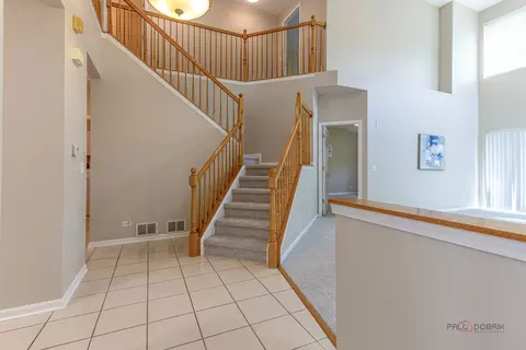 Entry Way - 118 Bay Dr, Itasca, IL 60143 photo 1 of 2