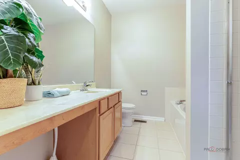 Bath - 118 Bay Dr, Itasca, IL 60143 photo 2 of 4