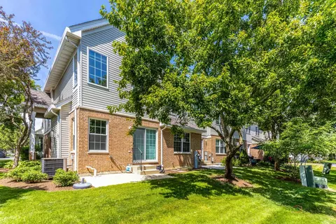 Exterior - 118 Bay Dr, Itasca, IL 60143 photo 7 of 8