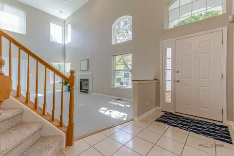 Entry Way - 118 Bay Dr, Itasca, IL 60143 photo 2 of 2