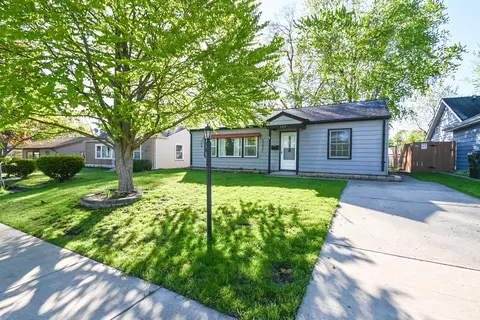 127 S Hawthorne Blvd, Mundelein, IL 60060