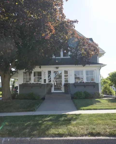 202 N 6th St, Bellevue, IA 52031