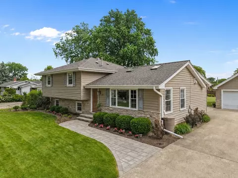 15 W 56th Pl, Westmont, IL 60559