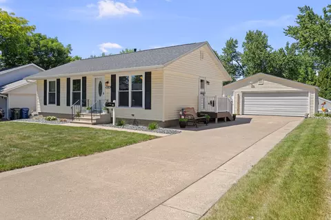 3524 W Columbia Ave, Davenport, IA 52804