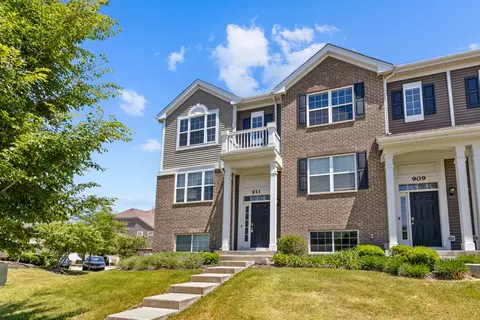 911 Charlton Ln, Naperville, IL 60563