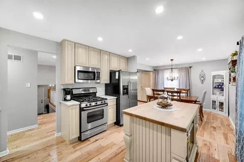 Kitchen - 1629 Claremont Dr, Darien, IL 60561 photo 2 of 2