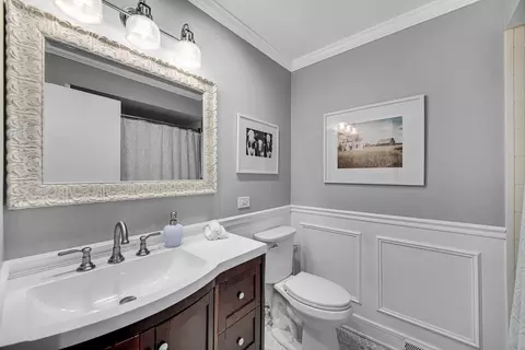 Bath - 1629 Claremont Dr, Darien, IL 60561 photo 2 of 3